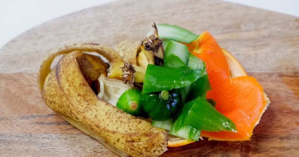 バナナの皮や野菜くずをまとめた生ごみのイメージ