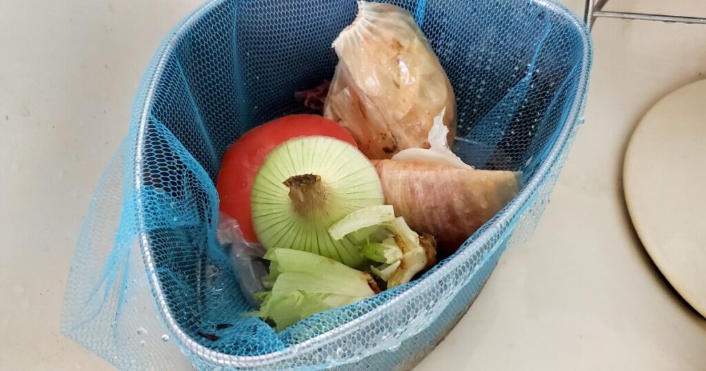 野菜くずや玉ねぎを集めたコンポスト用生ごみ容器