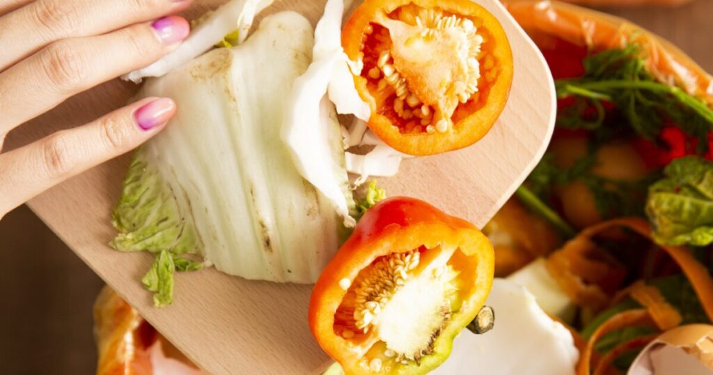 パプリカや白菜などの野菜くずを捨てる生ごみ処理の様子